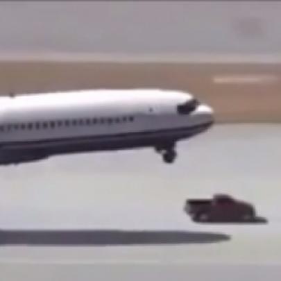Caminhonete ajuda avião a pousar em vídeo incrível