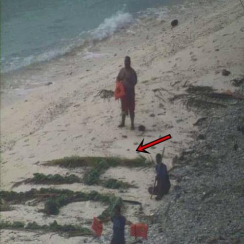 Homens são resgatados em ilha usando técnica de filme para se salvarem