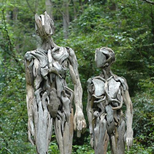 Corpos humanos feitos de madeira