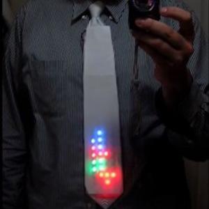 Professor constrói gravata de LED que exibe Tetris