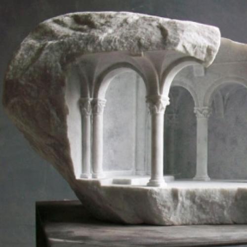 Fascinantes estruturas históricas esculpidas em blocos de mármore.