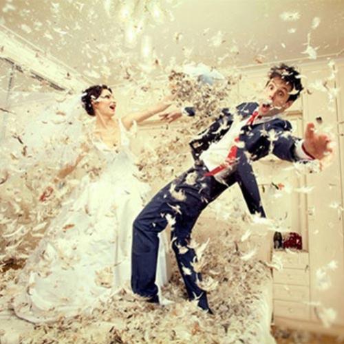 Casais surpreendem em fotos inusitadas para o álbum de casamento