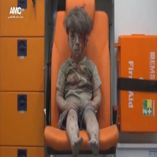 Morre irmão de garoto sírio fotografado em Aleppo
