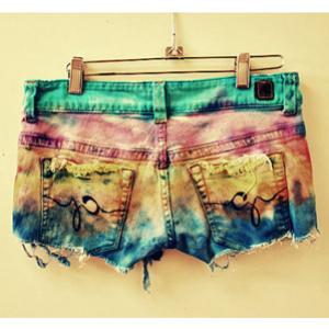 Short tie-dye: conheça a tendência e aprenda a fazer o seu!