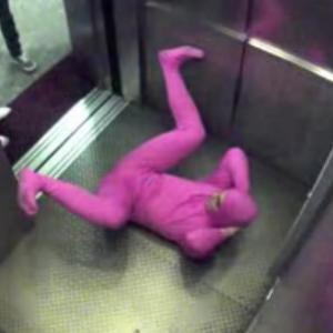 Sujeito doidão em um elevador
