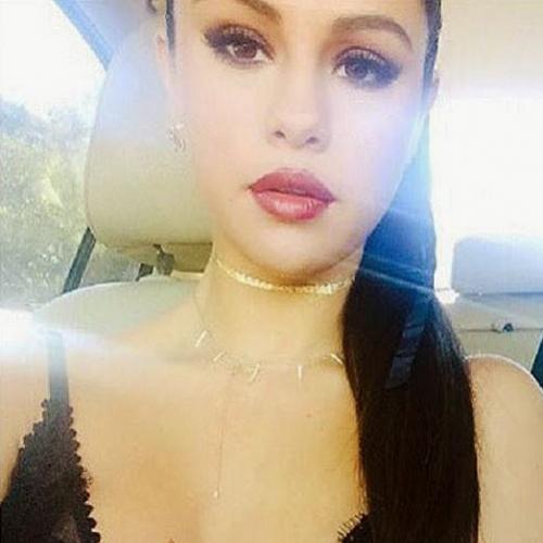 Selena Gomez tira selfie sem sutiã é posta em Instagram.