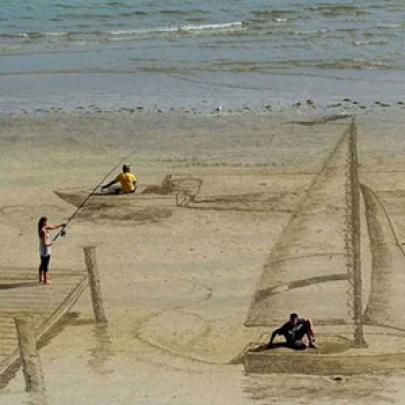 Grupo de amigos criam ilusões óptica em praia