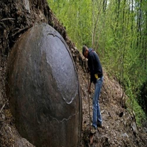 Esfera misteriosa encontrada em floresta europeia