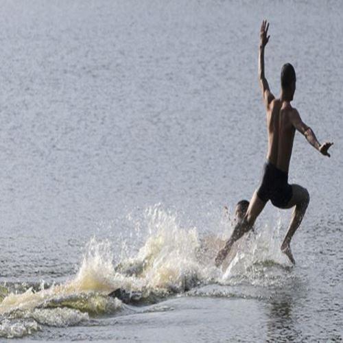  Vídeo incrível! Monge Shaolin percorre 125 metros sobre a água