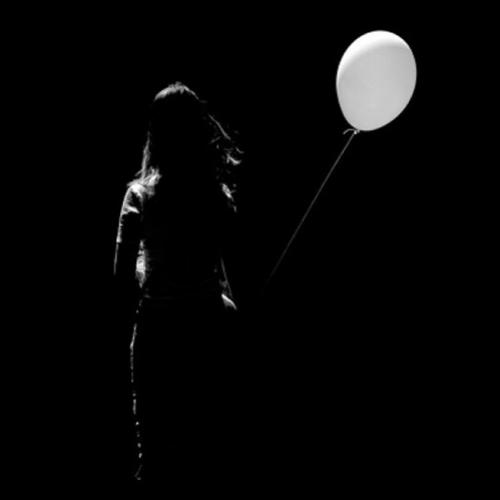 Inexplicavelmente o espírito de uma criança leva balão até a mãe 
