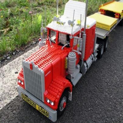Caminhão feito de Lego