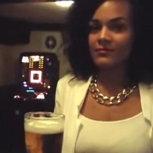 Garota mostra como uma lady deve beber cerveja