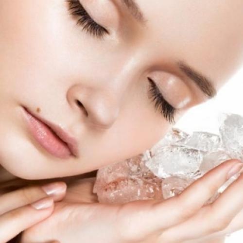 Gelo combate a oleosidade da pele e firma a maquiagem
