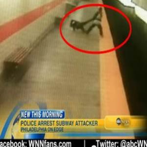  Homem agride mulher em estação de metrô e a joga nos trilhos...