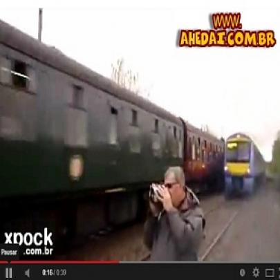 Incrível, video mostra homem quase sendo atropelado por trem