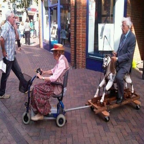 Os idosos estão curtindo a vida adoidado
