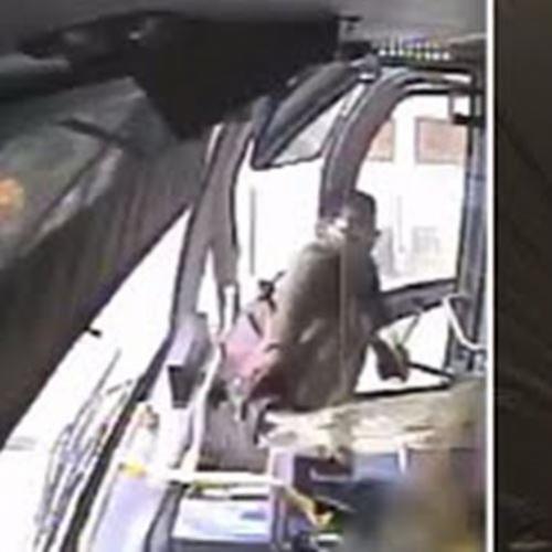 Passageira irritada joga copo com urina em motorista de ônibus