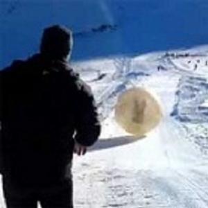 Turista morre ao rolar montanha abaixo dentro de bola inflável gigante
