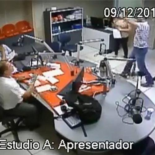 Policiais invadem estúdio de rádio e prendem entrevistado ao vivo