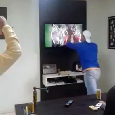 Torcedor quebra TV durante disputa de pênaltis do Brasil