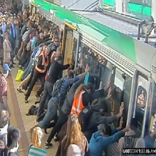 Multidão empurra trem para libertar homem preso na plataforma