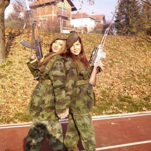 Lindas mulheres nas forças armadas da Sérvia
