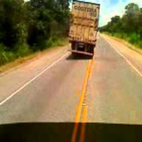 Caminhão a 140 km/h faz manobras arriscadas em rodovia