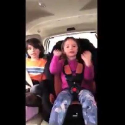 Mãe bate o carro enquanto dirigia e fazia vídeo dos filhos