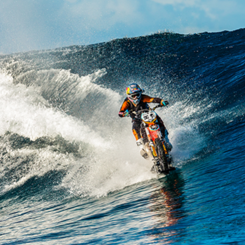 Surfando nas ondas do Taiti com uma Moto