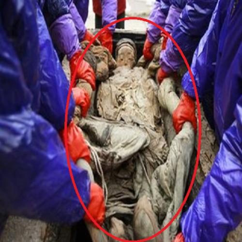Arqueólogos ficaram chocados ao desenterraram esta múmia na China