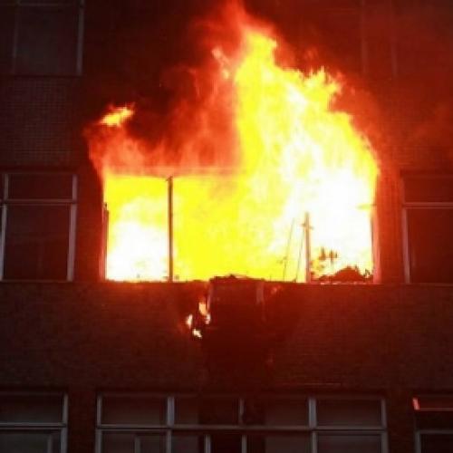 Menina de 13 anos incendeia apartamento ao tentar matar barata