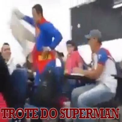 Trote do Superman na sala de aula
