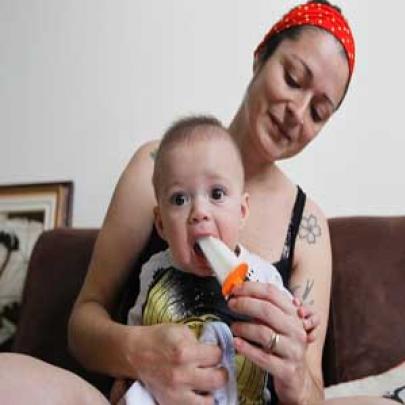 Mulheres fazem picolé de leite materno para dar a bebês 31