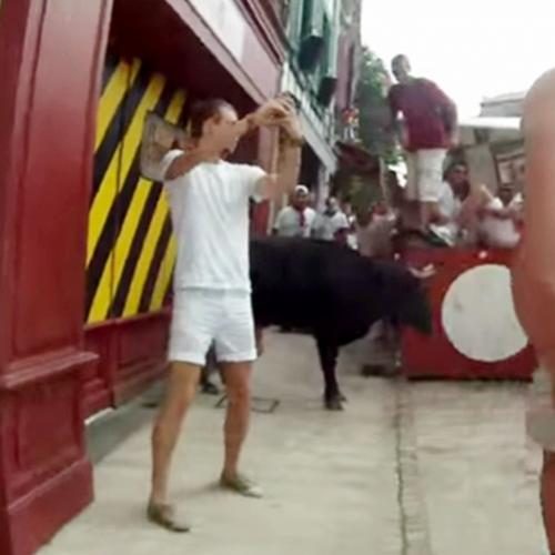 Homem tira selfie durante tourada e acaba chifrado