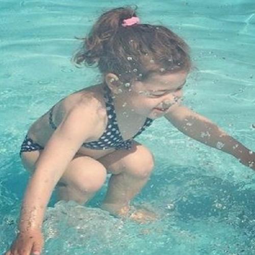 Novo mistério da internet: A menina está dentro ou fora da água?
