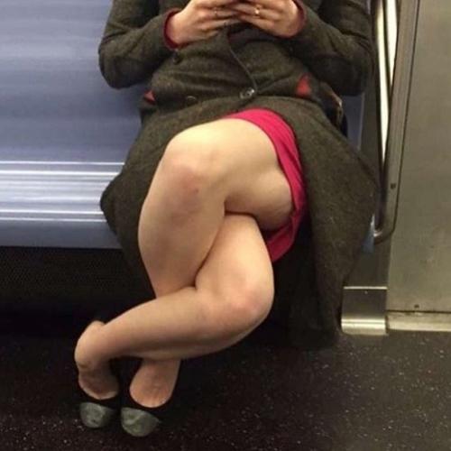 Mulher de pernas cruzadas no metrô viraliza com imagem curiosa