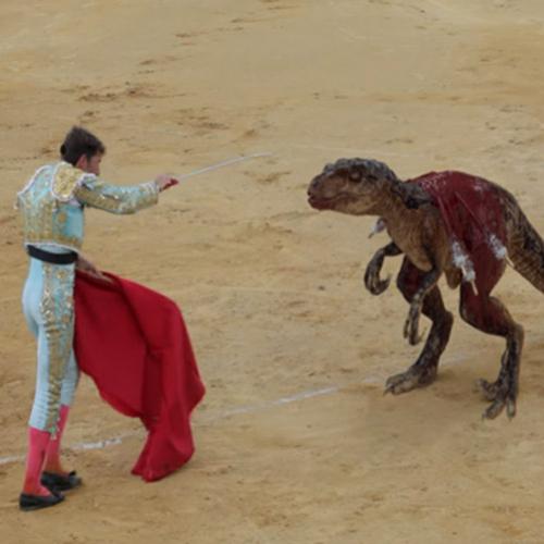 Confronto do toureiro contra um velociraptor