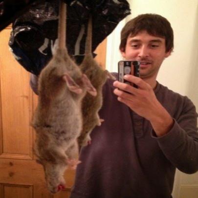 Britânico faz selfie após matar 'rato mutante' em sua cozinha ...