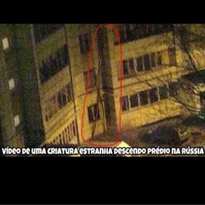 Video de uma criatura estranha descendo prédio na Russia