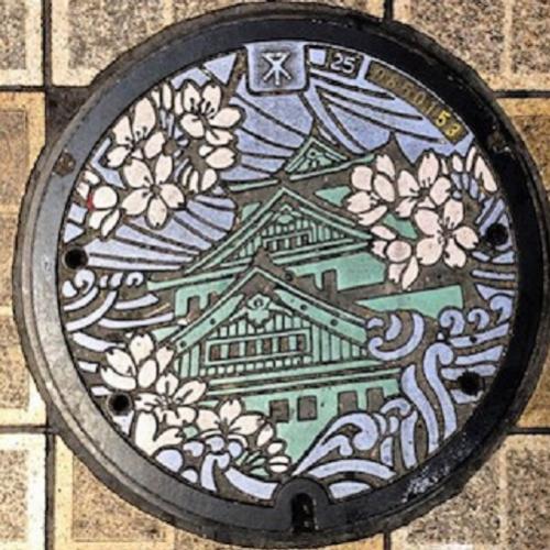Tampas de bueiros viram objetos artísticos no Japão