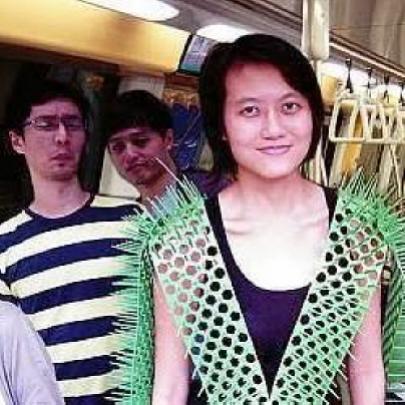 Designer cria colete de espinhos para garantir seu espaço no metrô