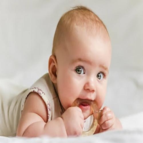 Quando os dentes estão nascendo o bebê tem febre?