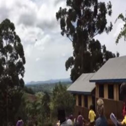 Vídeo mostra crianças africanas vendo um drone voar pela primeira vez