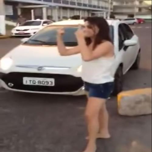 Mulher barbeira bate o carro enquanto é filmada e ainda manda recado
