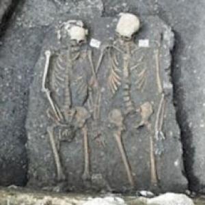 Nem mesmo a morte separou: esqueletos da Idade Média são encontrados d