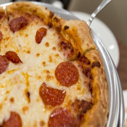 Mulher pede indenização de R$ 2 milhões por pizza com pouco recheio