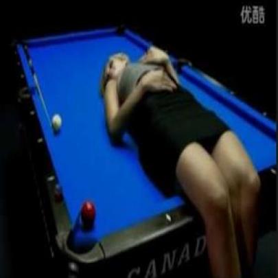 Homem faz jogadas incríveis de sinuca com uma mulher deitada à mesa 
