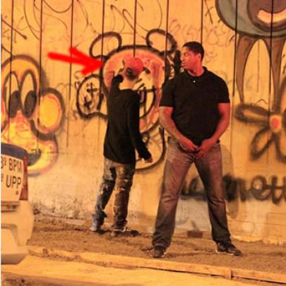 Justin Bieber é flagrado pichando muro no Rio e terá que se explicar