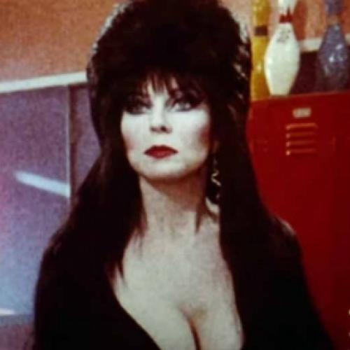 Modelo se fantasia de ‘Elvira' e recebe resposta da atriz do filme