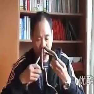  Chinês põe cobras pelo nariz ... e as tira pela boca
